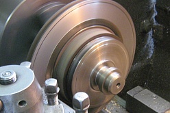 Проточка тормозных дисков с заменой тормозных колодок со скидкой 20%
